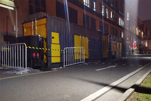 屯溪柴油发电机组的输出电压是如何调节的？