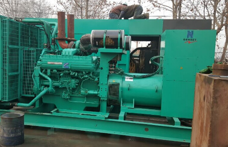 屯溪发电机组如何判断水冷式机油散热器内部是否需要清洗？